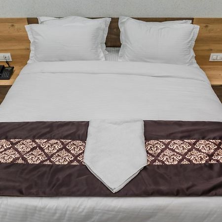 Meridian Hotel&Banquet Surat Luaran gambar