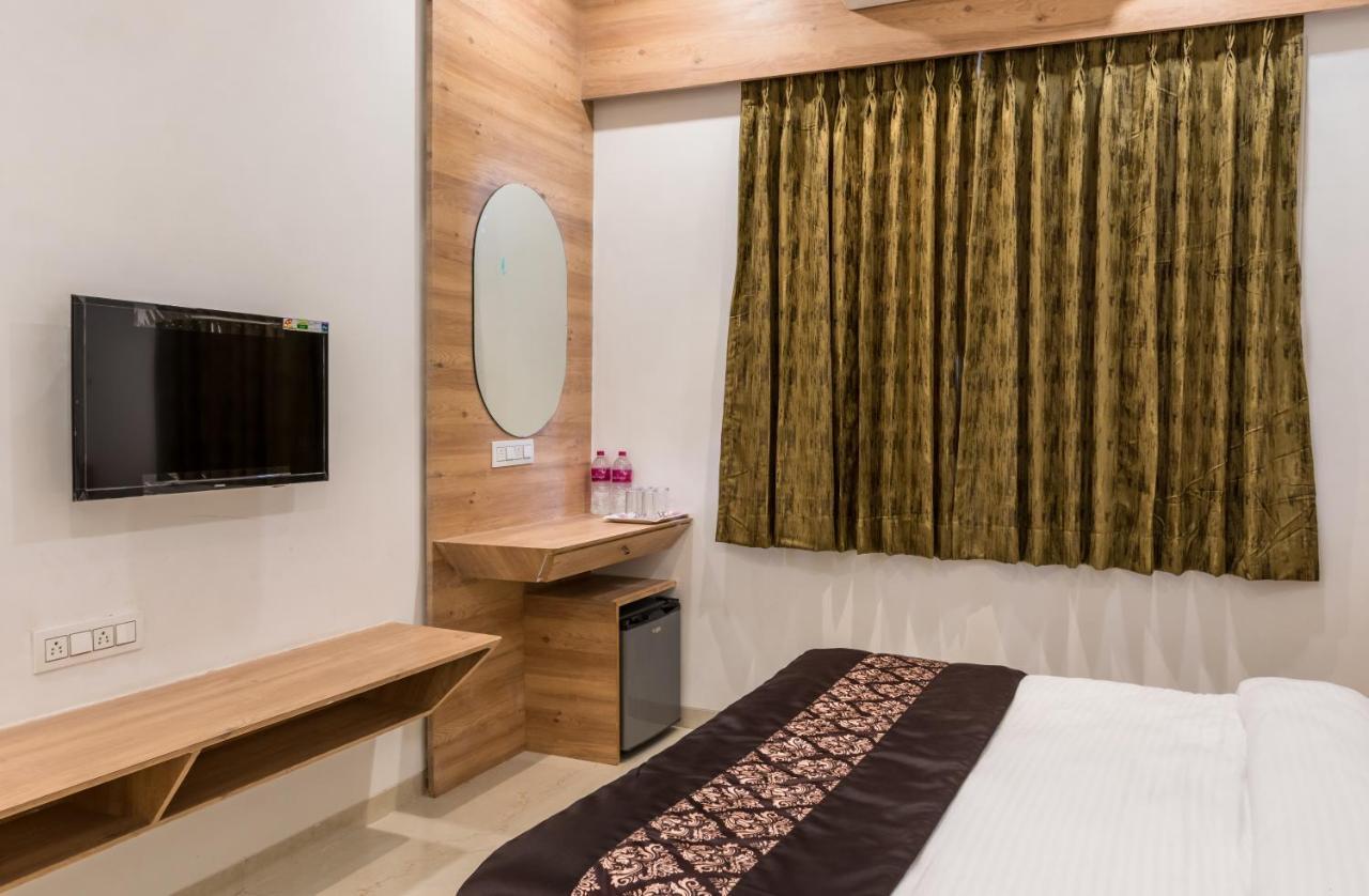 Meridian Hotel&Banquet Surat Luaran gambar