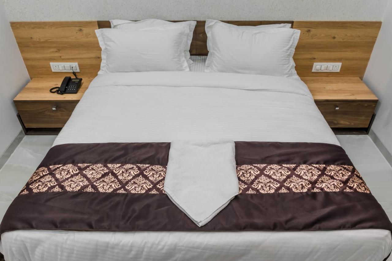 Meridian Hotel&Banquet Surat Luaran gambar