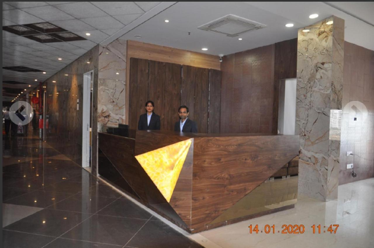 Meridian Hotel&Banquet Surat Luaran gambar