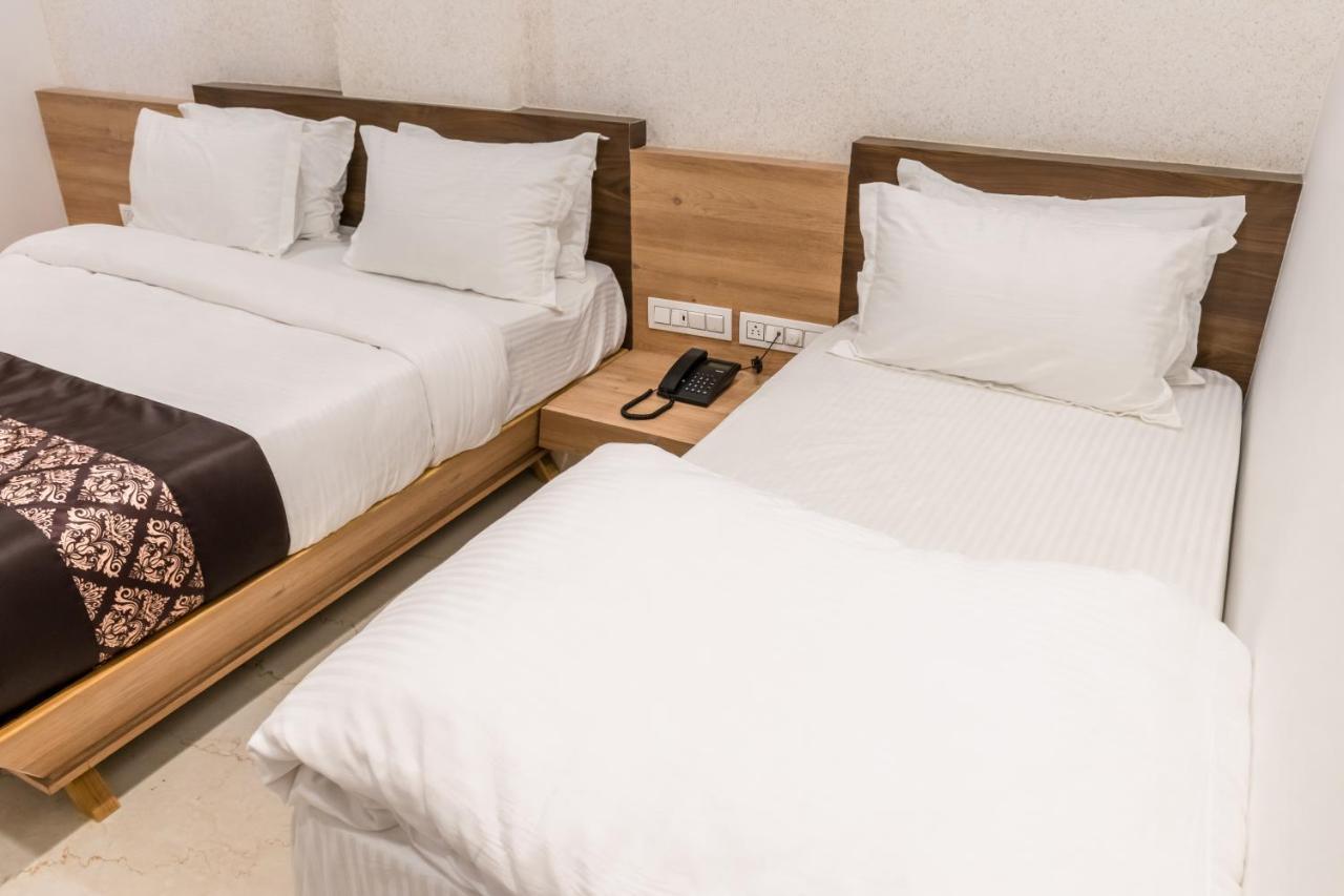 Meridian Hotel&Banquet Surat Luaran gambar