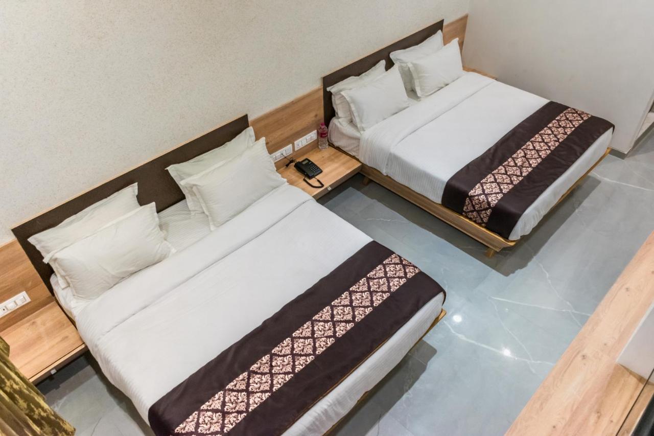 Meridian Hotel&Banquet Surat Luaran gambar