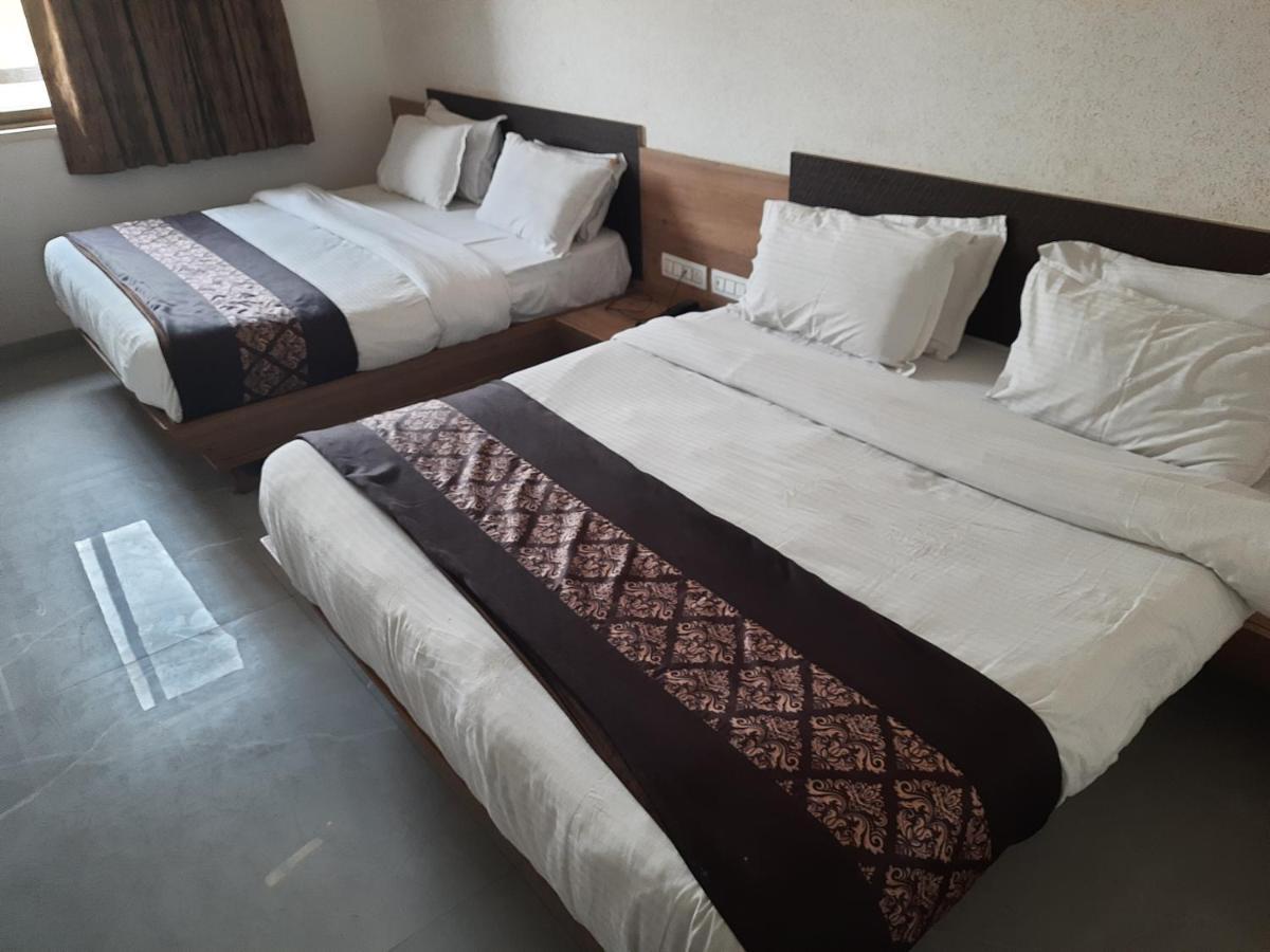 Meridian Hotel&Banquet Surat Luaran gambar